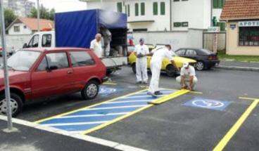 Ne parkiraj na mesto za invalide!