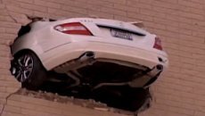 Mercedesom probio zid na 6. spratu garaže