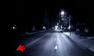 Beba sedela na putu i posmatrala noć