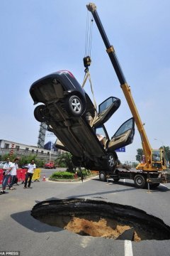 Rupa progutala automobil