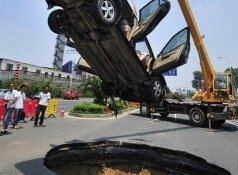 Rupa progutala automobil