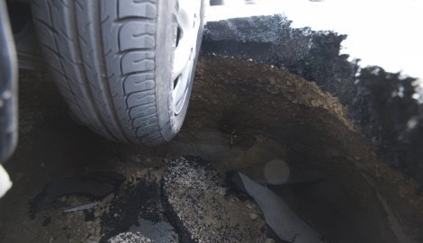 Taksi propao kroz asfalt