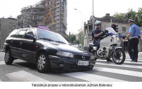 Taksi propao kroz asfalt