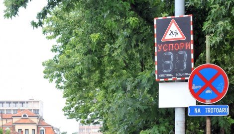 Znaci sa radarom kod škola