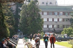 Parkiraju na putu, pa zagrade prilaz bolnici