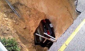 Velika rupa "progutala" automobil