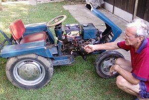 Od starih automobila napravio vozilo za okopavanje bašte