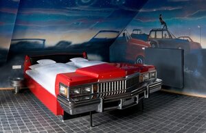 Volite automobile? V8 je pravi hotel za vas