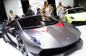 Sve manje polugolih hostesa na auto-salonima