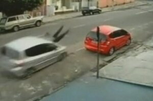 Pijani vozač pokupio ženu automobilom 