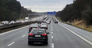 Kazna od 120.000 din za vožnju zaustavnom trakom!