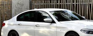 Kako proveriti da li su stakla fabrički zatamnjena ili su lepljene folije za zatamnjivanje?