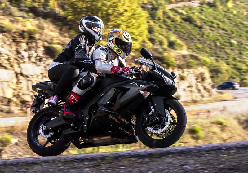 Kako voziti sa saputnikom na motoru?