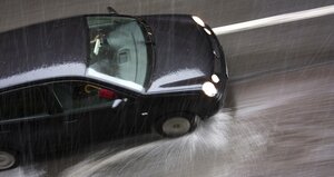 Akvaplaning – šta uraditi kad auto počne da „pliva“?