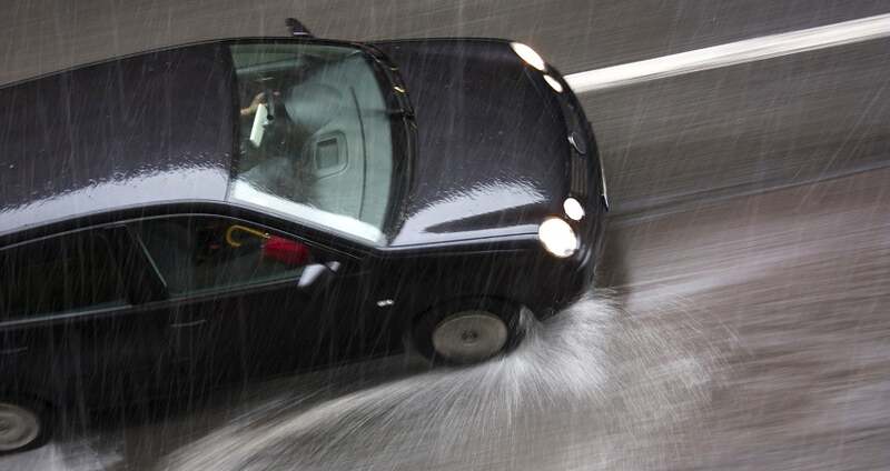 Akvaplaning – šta uraditi kad auto počne da „pliva“?