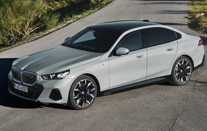 Luksuzni brend automobila uvodi "hands-free" sistem u Velikoj Britaniji: Vozači će menjati traku pogledom u retrovizor