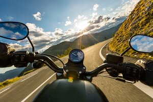 Zašto na motociklu moraš da gurneš upravljač levo da skreneš desno?