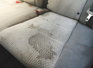 Piće, čokolada, žvrljotine… Kako najlakše da skinete fleke sa sedišta?