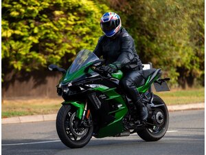 Zašto se čuje glasan zvuk pri promeni brzine na motociklu?