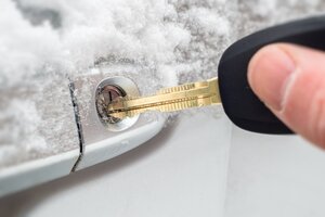 Kako odlediti bravu na vratima?