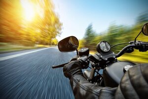 Zašto se trese upravljač na motociklu kada se puste ruke?