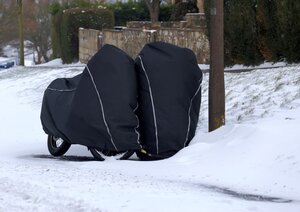 Kako spremiti motocikl da prezimi bez garaže