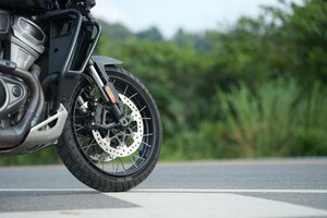 Sa ili bez kvačila? Princip naglog kočenja motociklom