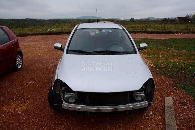 Opel Corsa C 2004. god. - kompletan auto u delovima