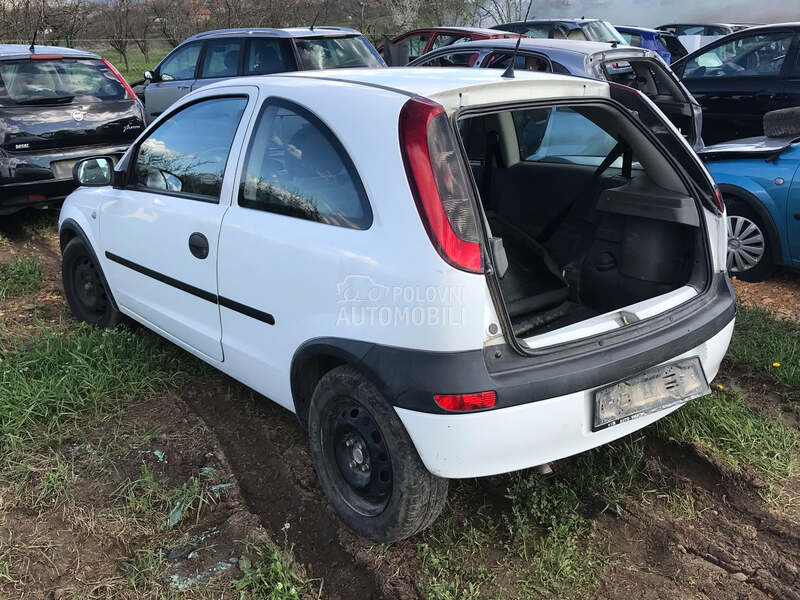 Opel Corsa C 2004. god. - kompletan auto u delovima