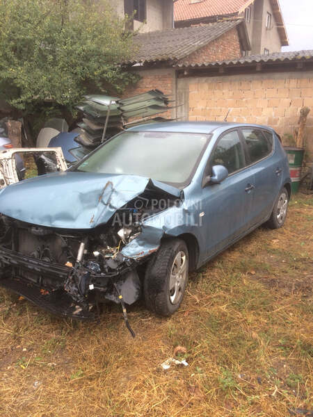 Hyundai i30 2010. god. -  kompletan auto u delovima