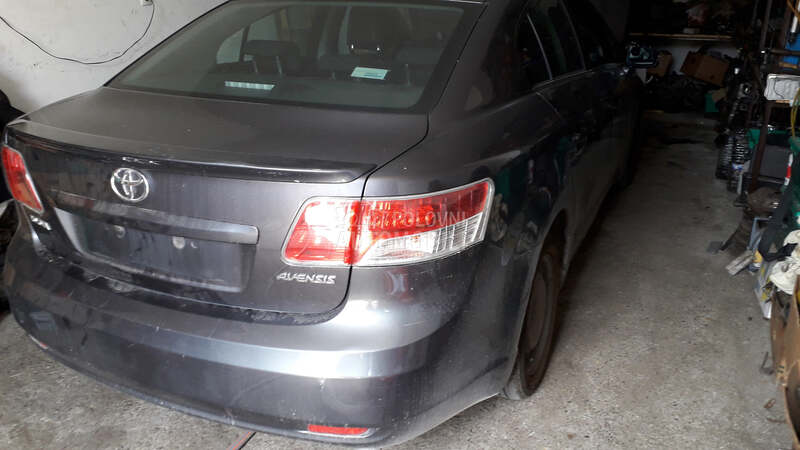 Toyota Avensis 2010. god. -  kompletan auto u delovima