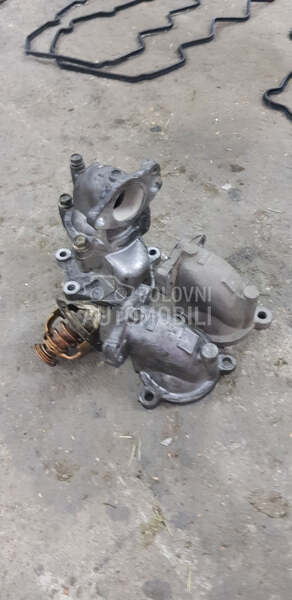 N16/YD22 termostat kuciste za Nissan Almera, Almera Tino, Primera od 2000. do 2005. god.