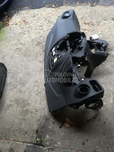 Instrumentabla sa airbagovima za Ford Fiesta od 2008. do 2017. god.