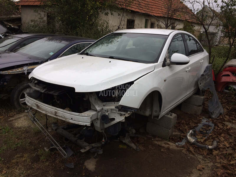 Chevrolet Cruze 2010. god. -  kompletan auto u delovima