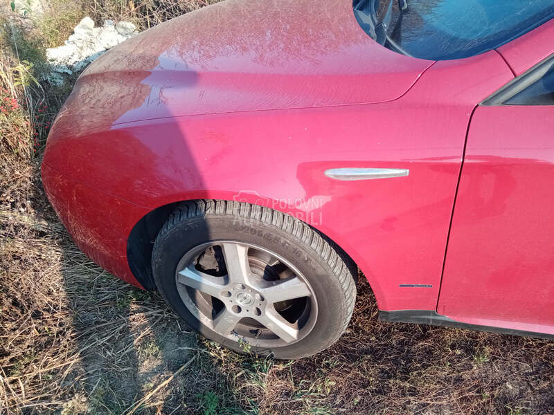 Levo krilo crveno za Alfa Romeo 159 od 2005. do 2009. god.