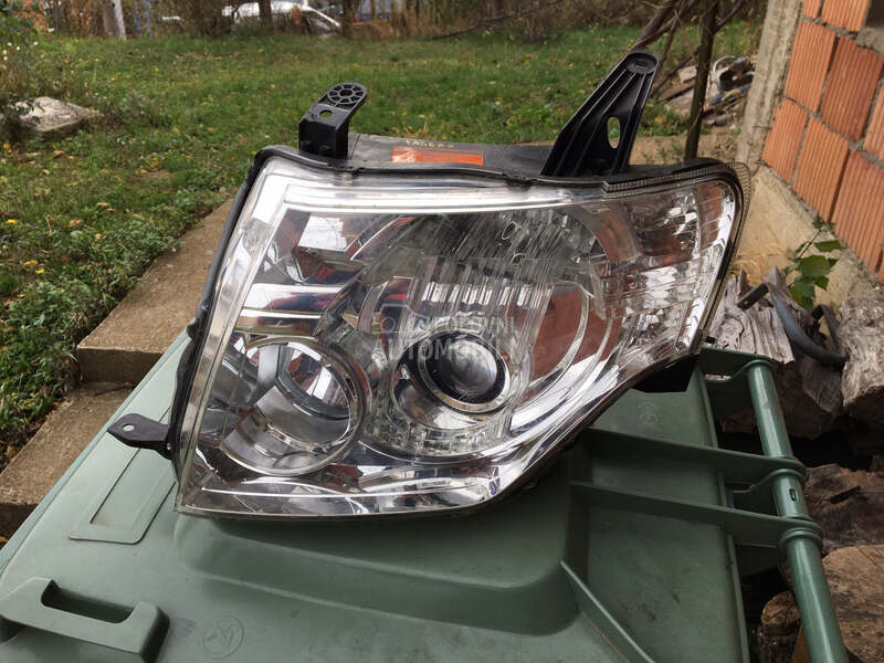 Levi far za Mitsubishi Pajero