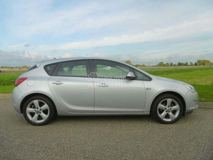 Opel Astra 2011. god. -  kompletan auto u delovima
