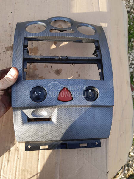 Maska centralne konzole za Renault Megane od 2003. do 2009. god.