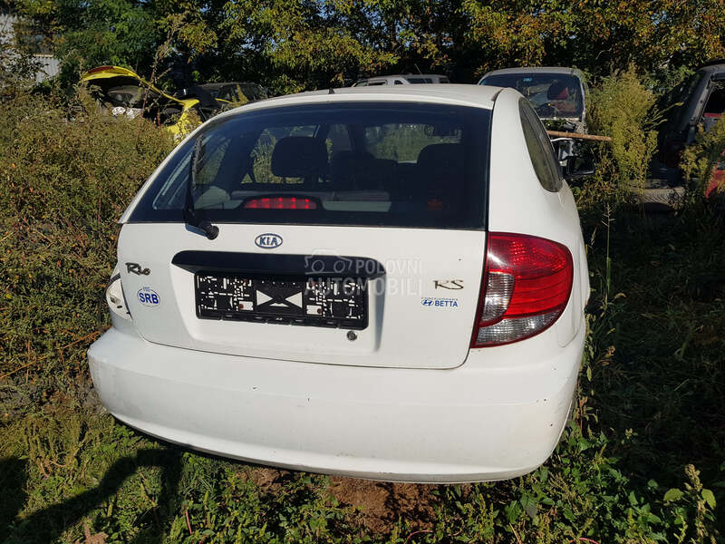 Kia Rio 2001. god. -  kompletan auto u delovima