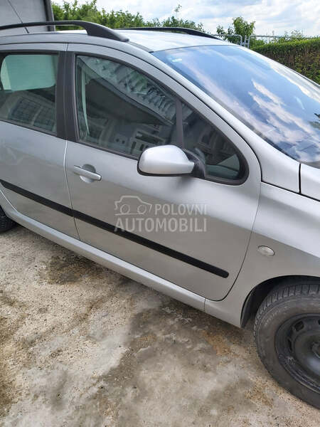 Peugeot 307 16 SW 2004. god. -  kompletan auto u delovima