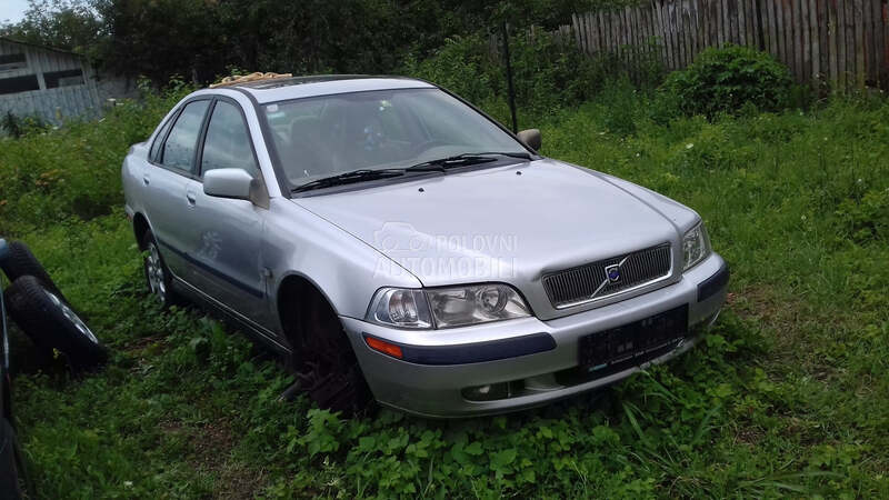 Volvo S40 -  kompletan auto u delovima