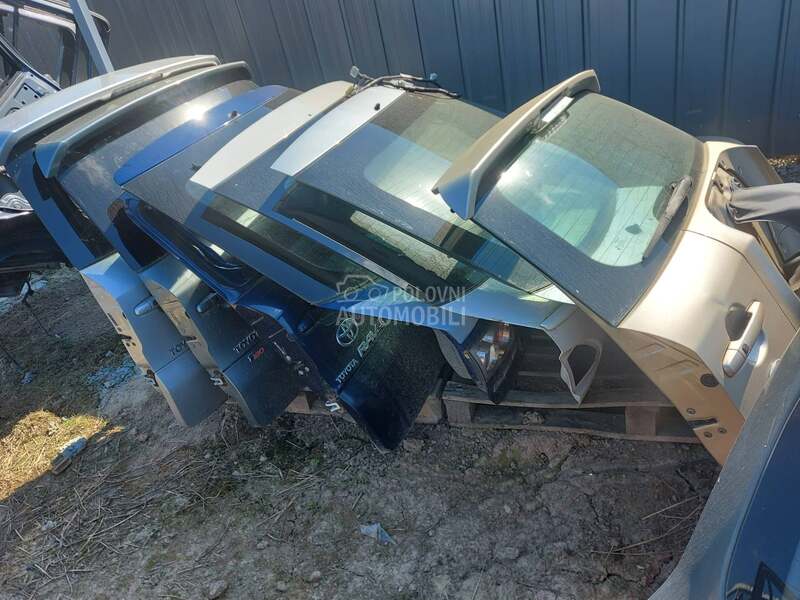 Toyota RAV 4 2004. god. -  kompletan auto u delovima