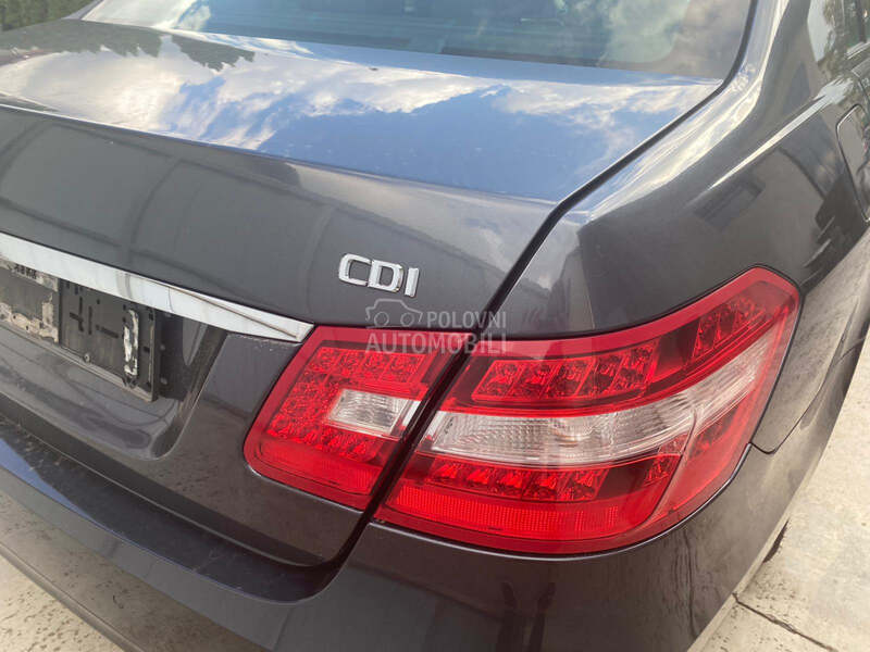 Mercedes Benz E 200 -  kompletan auto u delovima