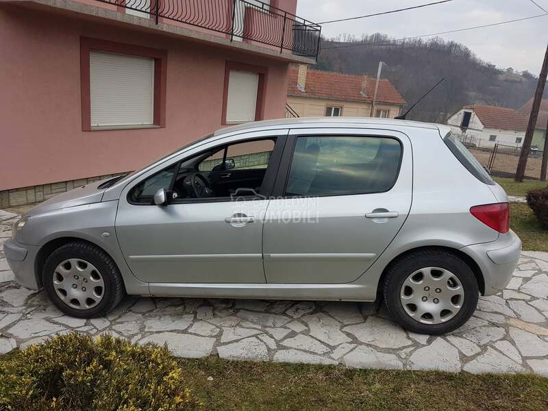 leva zadnja lampa za Peugeot 307 od 2001. do 2005. god.