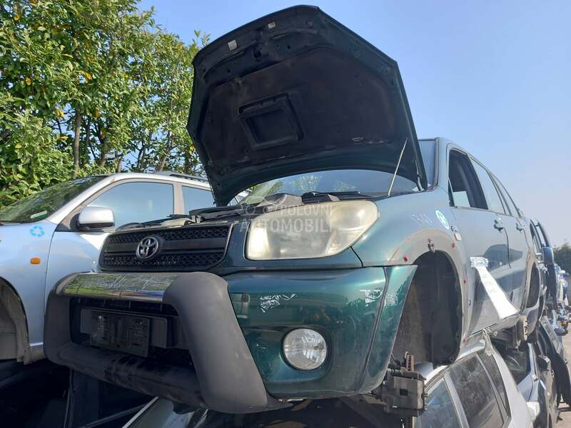 Toyota RAV 4 2004. god. -  kompletan auto u delovima