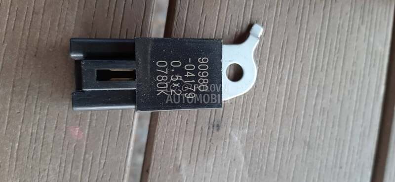 Kondenzator 90987-02027 za Toyota Auris, Avensis, Corolla ... od 2009. do 2015. god.