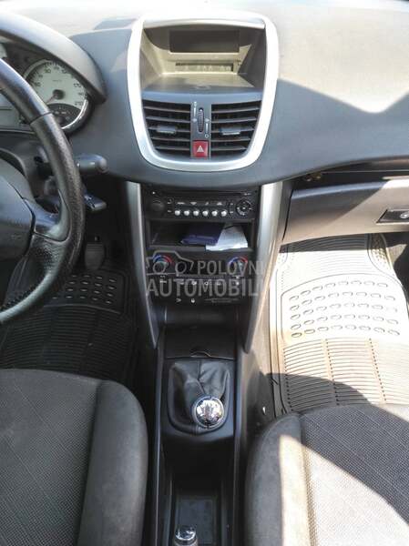 delovi centralne konzole za Peugeot 207 od 2006. do 2012. god.