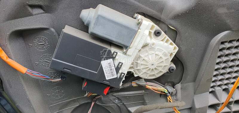 motor podizaca stakla za Citroen C5 od 2001. do 2008. god.