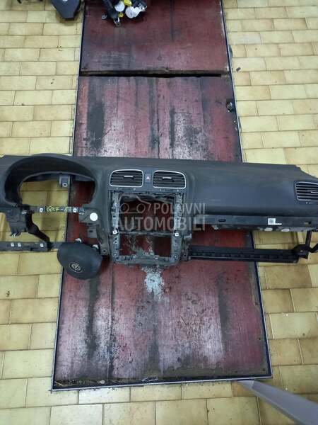 instrumen tabla za Volkswagen Golf 6 od 2008. do 2014. god.