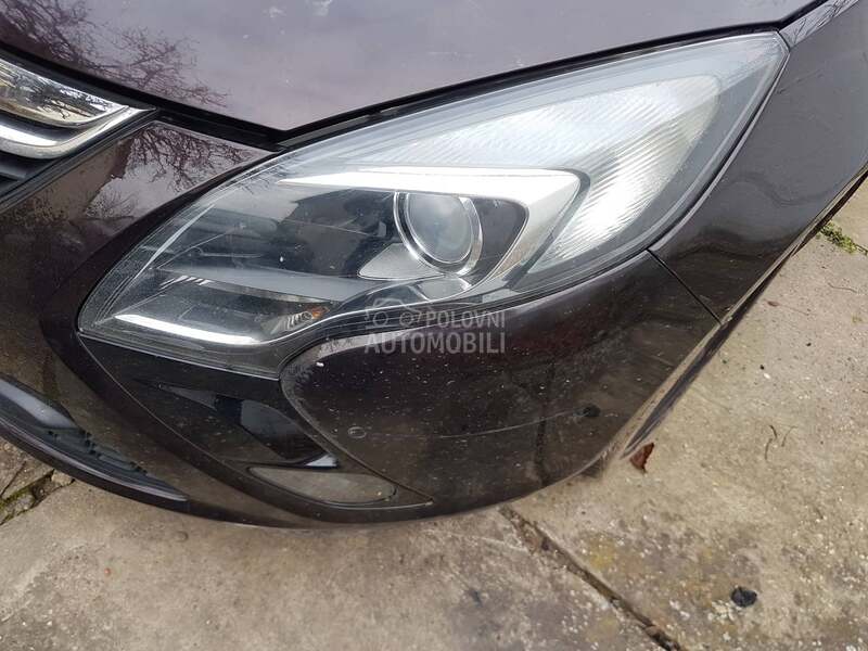 Prednji far za Opel Zafira od 2012. do 2016. god.